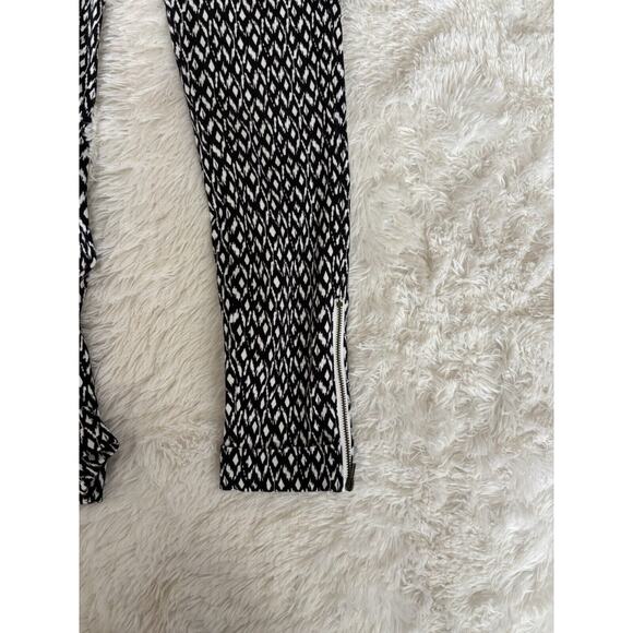Lysse women's sz. M blk & white design bottom zipper pants. Pretty, comfortable - Picture 2 of 16